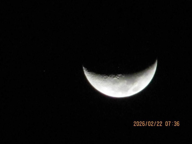 هلال 5 رمضان كما يظهر في سماء بلدة دير الغصون شمال طولكرم....