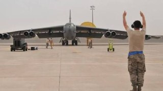 نيويورك تايمز: وزارة الدفاع الأمريكية (البنتاغون) أجلت مئات الجنود من قاعدة العديد في قطر، بالإضافة إلى قواعد في البحرين، بما في ذلك تلك التي تستضيف م...