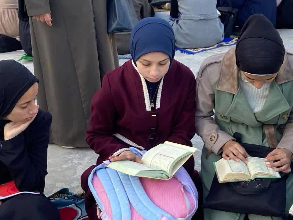 في مشهد إيماني يبعث الطمأنينة في القلوب، نظّمت إحدى المدارس في وسط قطاع غزة فعالية رمضانية مميزة بعنوان "عناق الأرواح مع كتاب الله" تمثلت في إقامة ختم...