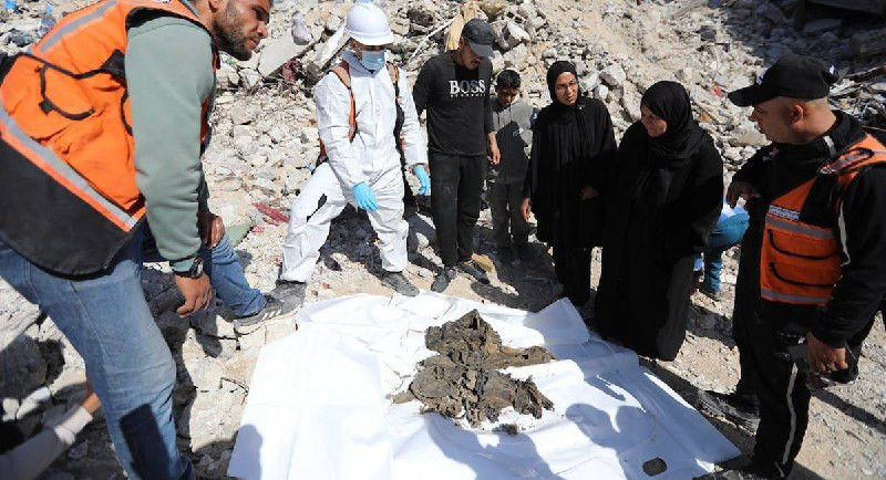 فرق الدفاع المدني الفلسطيني، بالتنسيق مع اللجنة الدولية للصليب الأحمر، تنتشل جثثاً من تحت أنقاض منزل دمره الاحتلال خلال الحرب في بيت لاهيا شمال قطاع غ...