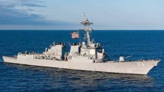 يرافق الغواصة الامريكية التي انطلقت الى سواحل إسرائيل Bulkeley DDG 84  مدمرة الصواريخ
وأيضاً المدمرة "USS روزفلت"...