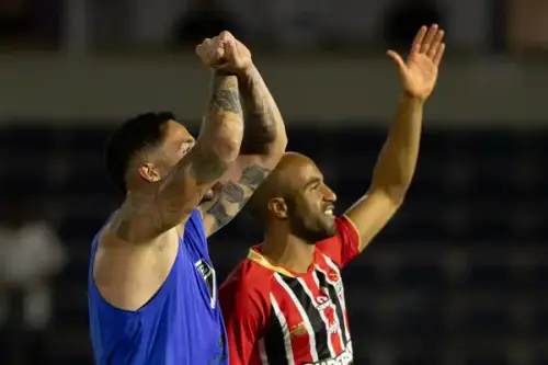 Lucas rebate queixas e diz que os jogadores devem apoiar a arbitragem