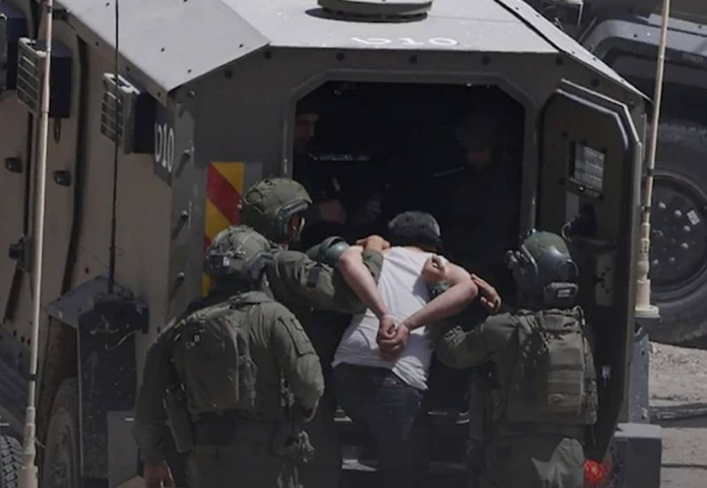 أفاد نادي الأسير الفلسطيني بأن قوات الاحتلال اعتقلت أكثر من 100 مواطن من الضفة الغربية منذ بداية شهر رمضان، بينهم سيدات وأطفال وأسرى سابقون.

وأوضح أن...