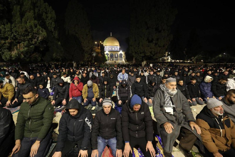 جانب من أداء صلاتي العشاء والتراويح في اليوم الرابع من شهر رمضان المبارك في باحات المسجد الأقصى، وأكثر من 60 ألف مصل أدوا صلاتي العشاء والتراويح في ال...