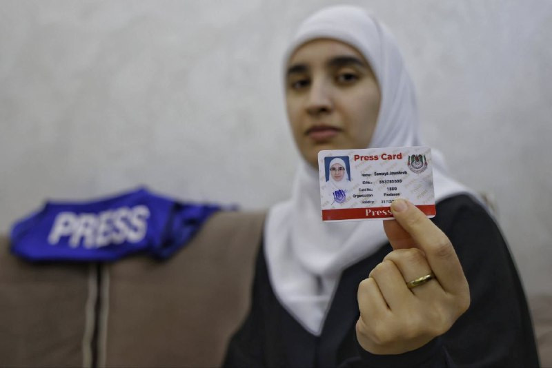 الصحفية الفلسطينية "سمية جوابرة"، أم لأربعة أطفال، تعيش حبسًا منزليًا مفتوح المدة منذ أكثر من عامين بعد اعتقالها وهي حامل في شهرها السابع.

- أفرج عنه...