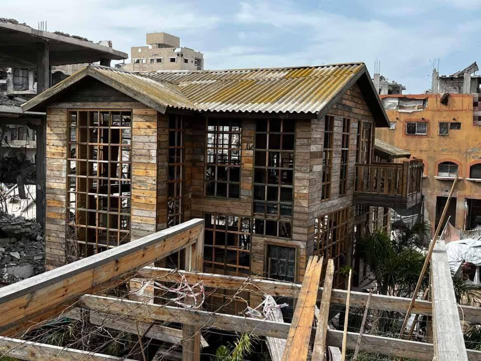 في غزة… بعد ما دمر منزله، لم يترك الألم يكسره.
قام شاب في غزة ببناء كوخ خشبي جميل جدا مكان منزله الذي دمر خلال الأحداث الأخيرة. ويعكس هذا البناء الصغي...