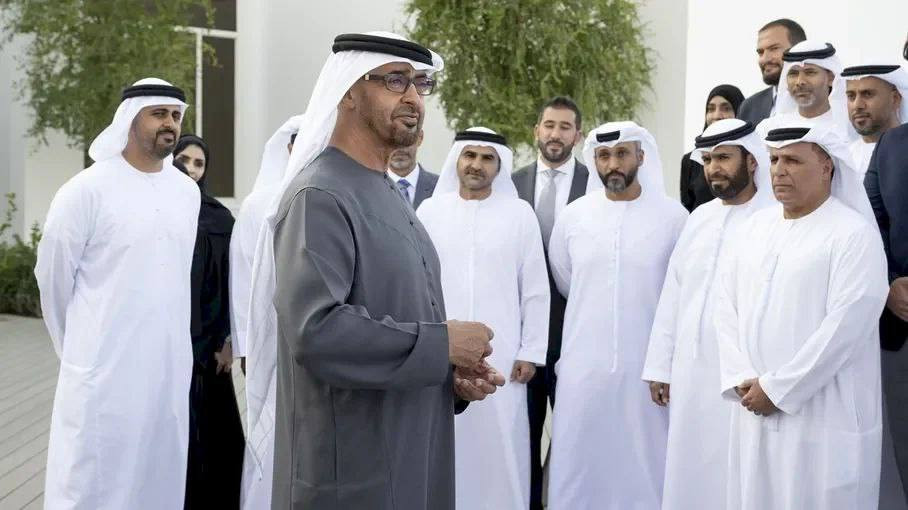 شن الكاتب السعودي أحمد بن عثمان التويجري هجوماً لاذعاً على سياسات الإمارات في الدول العربية، متهماً أبوظبي بتطبيق خطة الاحتلال لتفتيت وتقسيم المنطقة.
...