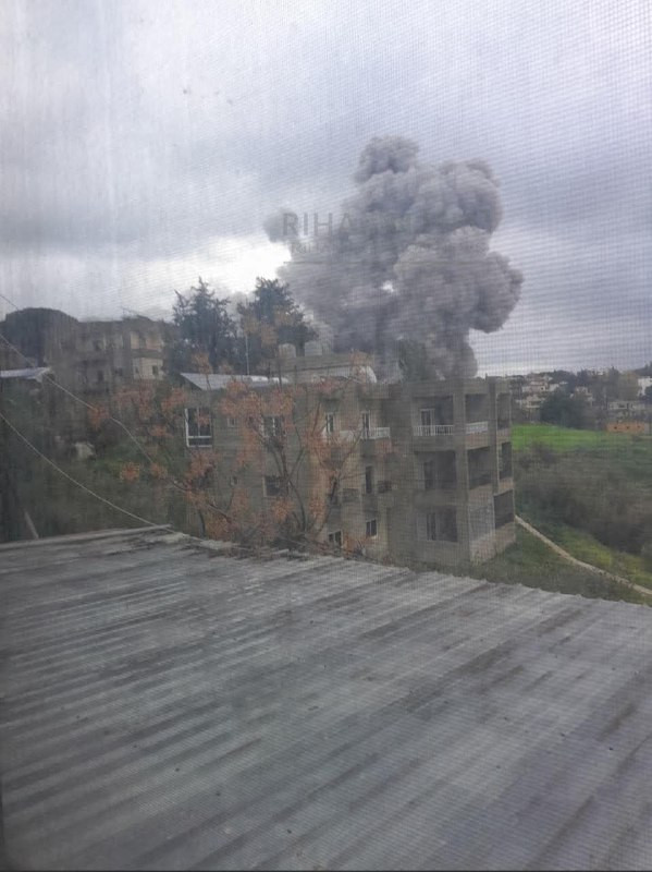 مصادر لبنانية: استشهاد ثلاثة مسعفين من الهيئة الصحية الإسلامية جراء قصفهم من طيران الاحتلال أثناء قيامهم بإزالة الركام جراء غارة استهدفت كفرصير جنوب ل...