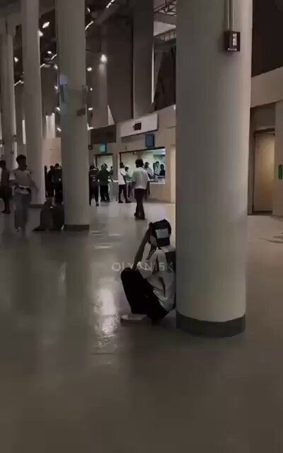 6EARX7i8 r7TkuyA.jpg