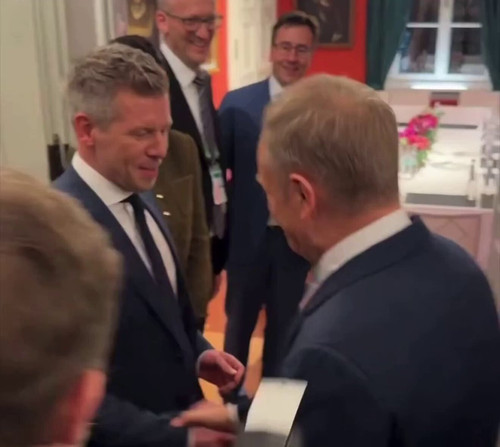 bLd 6O45BEahJ sB.jpg