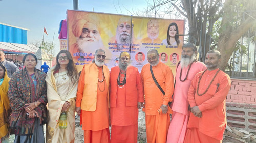 शिवशक्ति धाम डासना कुश्ती महाकुंभ में आदरणीय श्रीमहंत स्वामी नारायण गिरी जी महाराज.jpg