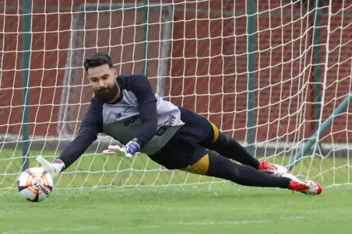 Desfalque importante! Goleiro passa por cirurgia para cálculo renal e ficará fora do São Paulo
