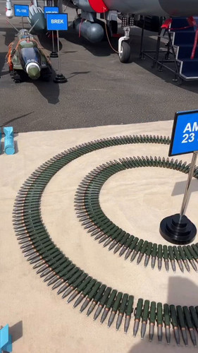 D 1wIyvZE3AIM7 L.jpg