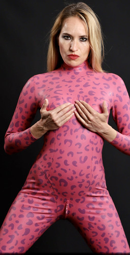 Latexfetischistin Anna Jennifer Rosenmüller rosa latexcatsuit.jpg