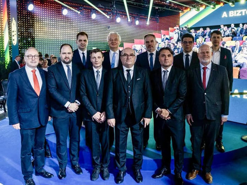 632928139 1469924404577696 595881353050963938 n.jpg?stp=cp6 dst jpg s720x720 tt6& nc cat=101&ccb=1 7.jpg