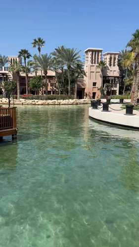 v iHlScDvAsxDBW7.jpg