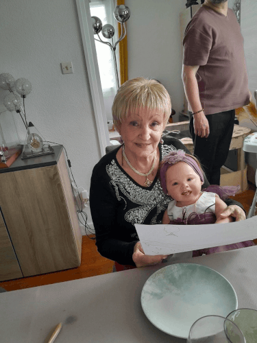 MAMIE BARBARA CAMILLE A DU SOUFFLER AVEC STEVEN ET MADELINE.gif