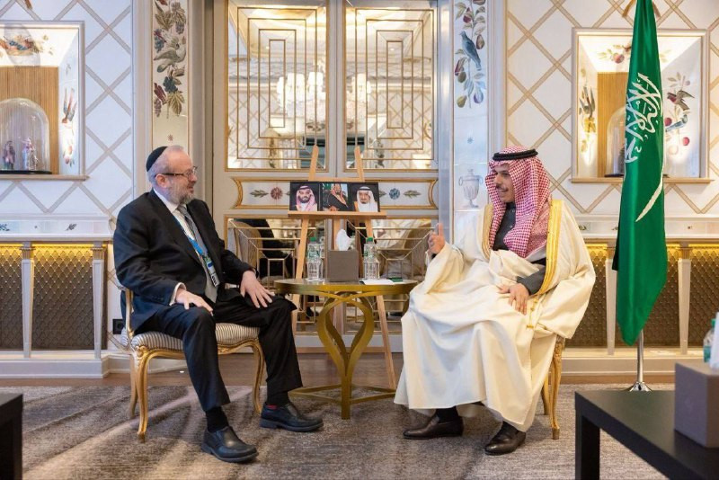 وزير الخارجية السعودي فيصل بن فرحان يلتقي في ميونيخ مع يهودا كابلان، المبعوث الخاص لترامب لمكافحة معاداة السامية....