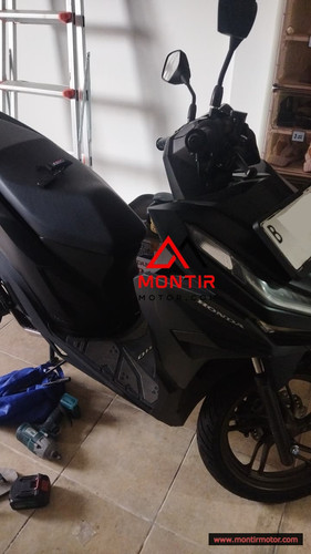 montir motor honda vario.jpg