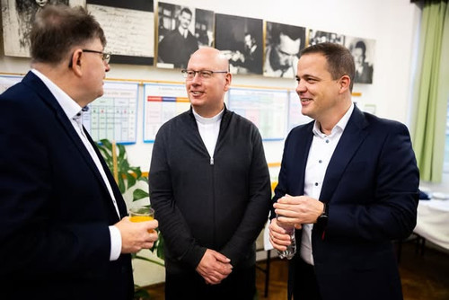 641505128 1505528290941386 2234872523972568385 n.jpg?stp=dst jpg s590x590 tt6& nc cat=107&ccb=1 7& n.jpg