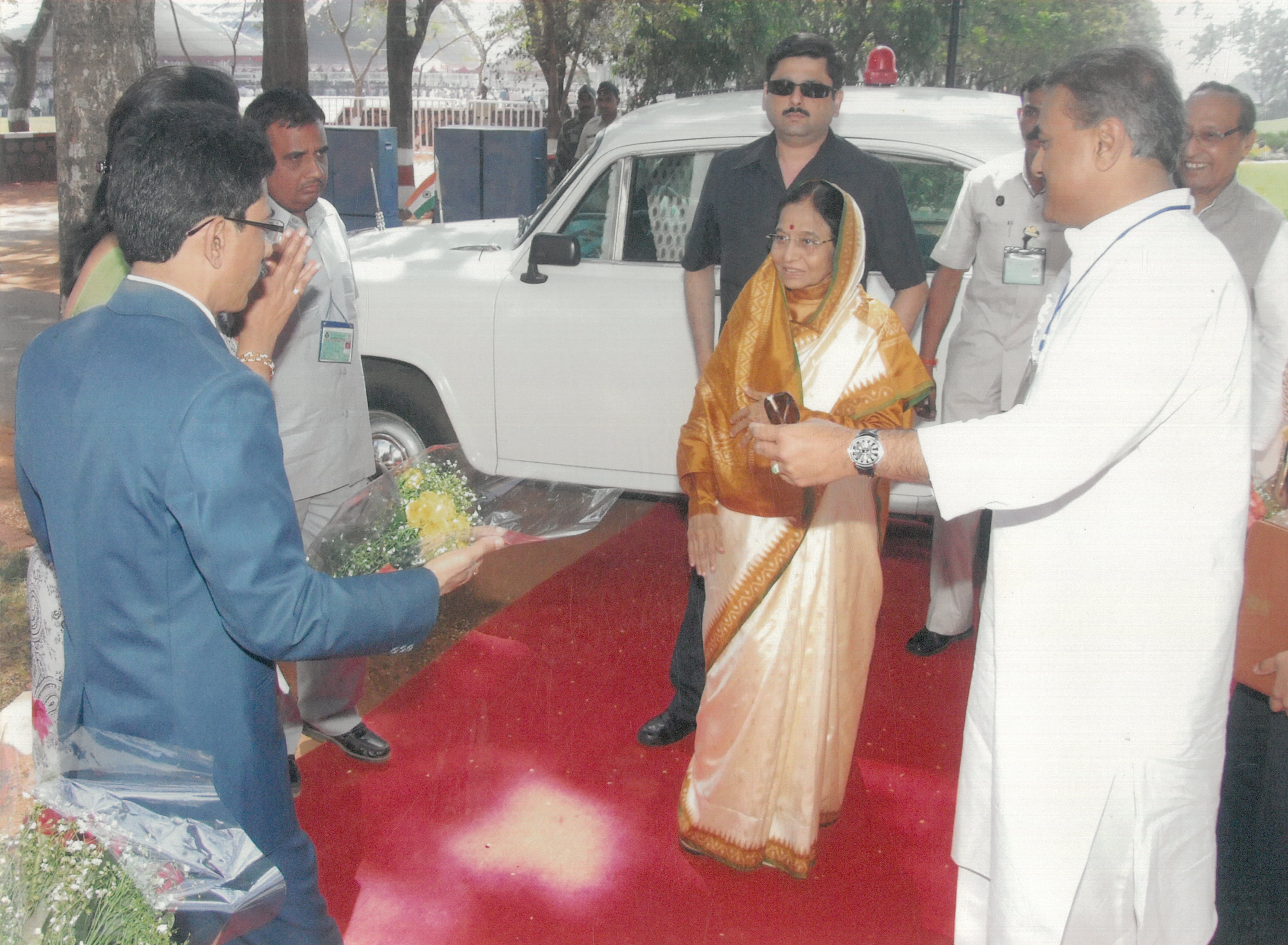 Dr. Rathore receiving recognition at conference