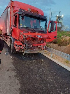 شرطة الاحتلال: إصابة شرطي إسرائيلي؛ جراء اصطدام شاحنة بدورية للشرطة قرب "حاجز زعترة" جنوب نابلس، والشرطة اعتقلت سائق الشاحنة وشخصًا آخر برفقته، ويجري ...