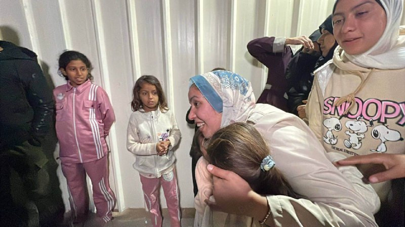 لحظة وصول الدفعة الـ18 من المسافرين العائدين إلى قطاع غزة، عبر معبر رفح....