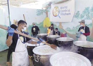 المطبخ العالمي يقرر وقف عمليات الطبخ في قطاع غزة ابتداء من يوم الجمعة القادم حتى إشعار آخر، نظراً للقيود الكبيرة على المعابر وانخفاض كبير في عدد الشاح...