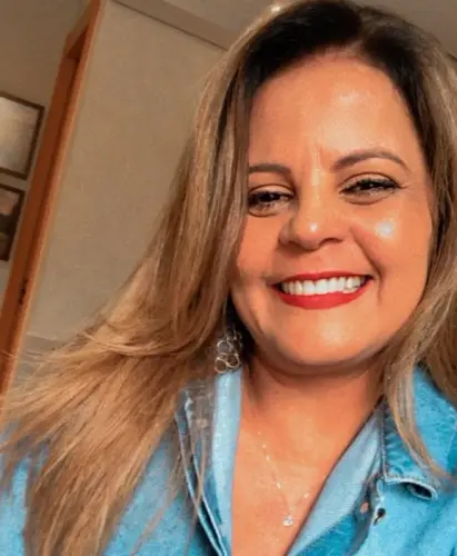 Foto Gerente de vendas Celia.webp