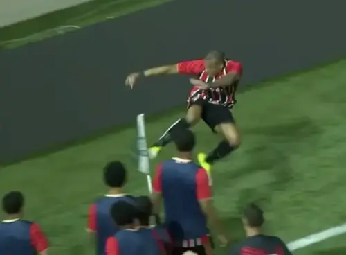 Voadora  de Tetê na bandeirinha do Palmeiras incendeia clássico do São Paulo Sub-20, confira