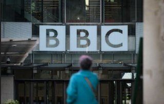 أثارت هيئة الإذاعة البريطانية BBC جدلًا بعد حذف عبارة “الحرية لفلسطين” من خطاب المخرج أكينولا ديفيز جونيور أثناء بث جوائز بافتا 2026، بينما لم تُحذف ك...