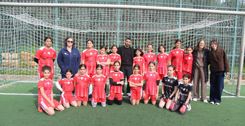 קבוצת נערות כפר קאסם עם מדי קורנית החדשים. צילום קורנית דיגיטל.jpg