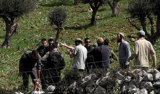 8 إصابات في هجمات المستوطنين.. رصاص في نابلس وهراوات بطولكرم

- أصيب مواطن بالرصاص الحي في القدم، خلال هجوم المستوطنين على منطقة الحمرة في بلدة حوارة....