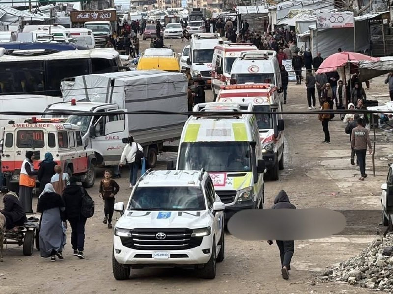 دفعة جديدة من الجرحى تنطلق من مقر الهلال الأحمر في خانيونس باتجاه معبر رفح تمهيدًا لنقلهم إلى مصر لتلقي العلاج....