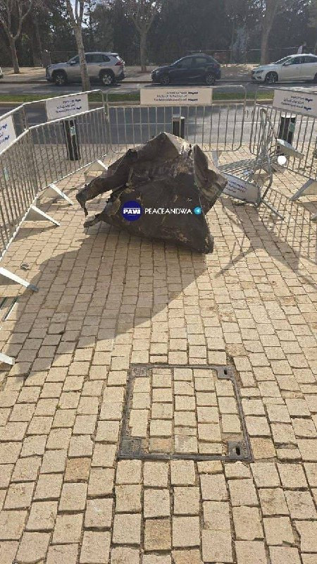 قناة ريشت كان العبرية: شظية صاروخ سقطت أمام مقر الكنيست الإسرائيلي بالقدس...