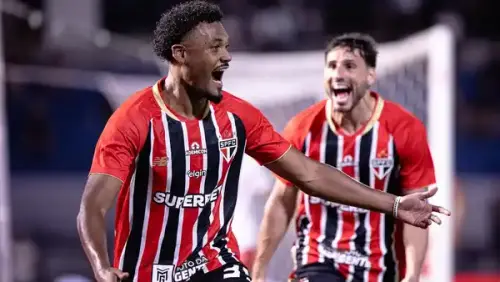 Zagueiro brilha em virada e São Paulo se isola na liderança