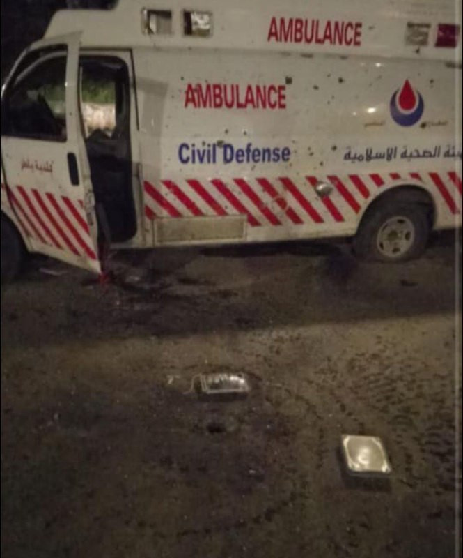 مركبة الإسعاف التي استهدفها الطيران المسير الإسرائيلي في بلدة ياطر جنوب لبنان، حيث كان المسعفون يتناولون طعام الإفطار....