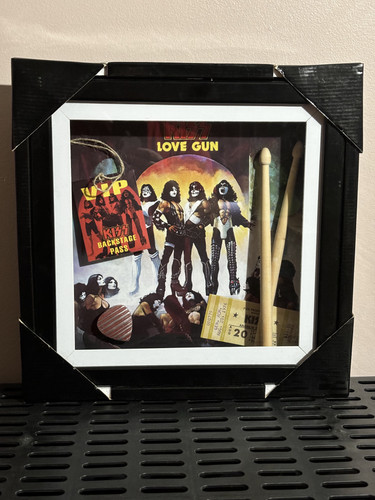 KISS LOVE GUN TOUR 3D BOX PICTURE FRAME MISB $80.jpg
