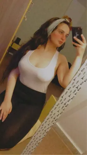 صور سكس بنوتة كيوت قمر بنت ناس تبعت نودز لحبيبها تمتعه 10 576x1024.webp
