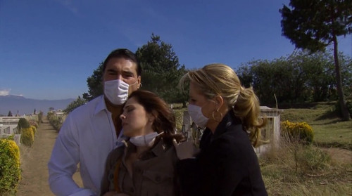 Amores verdaderos Ep 80 Natalia Esperon faint.jpg