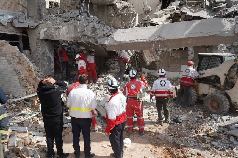 طواقم الهلال الأحمر تواصل عمليات البحث عن شهداء وجرحى تحت الأنقاض في إيران...