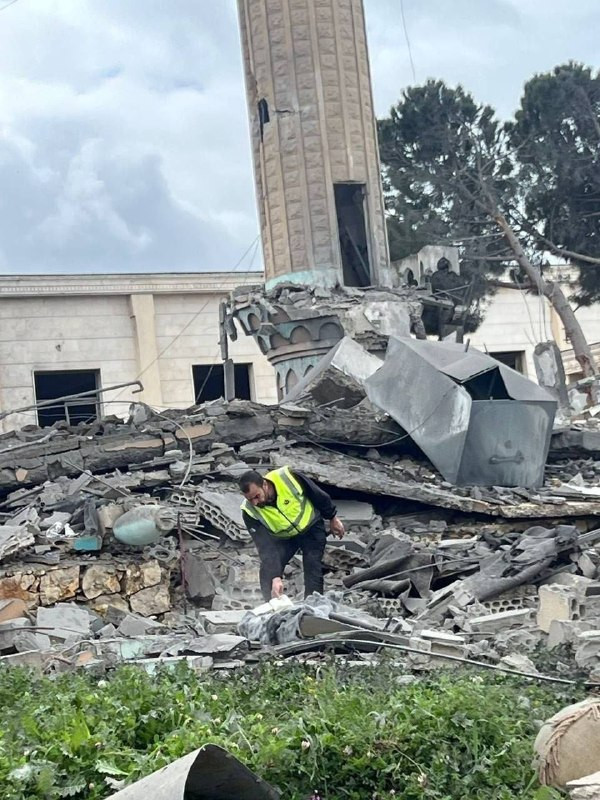 آثار قصف الاحتلال لمسجد بلدة الجميجمة في جنوب لبنان...