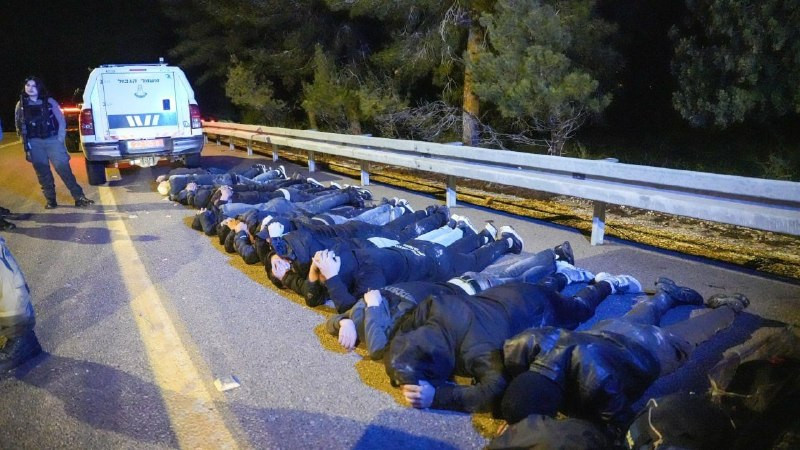 قوات الاحتلال تعتقل عددًا كبيرًا من العمال الفلسطينيين خلال محاولتهم الدخول إلى الداخل المحتل....