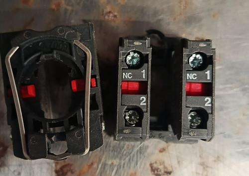 10000019	bloque de contacto individual Schneider Electric, modelo ZBE102, 22mm.jpg