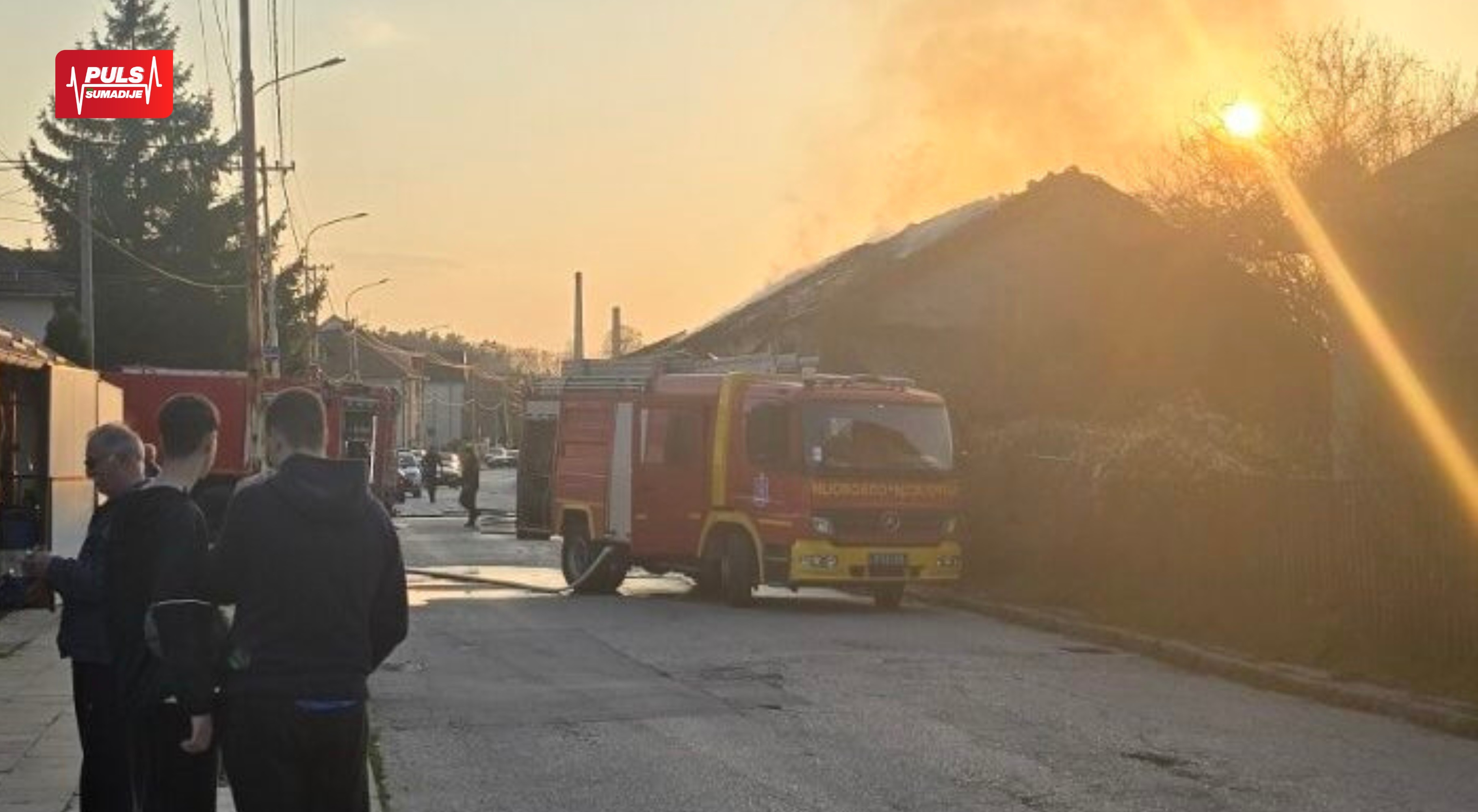POŽAR U TANKOSIĆEVOJ ULICI: Vatrogasci gasili vatru u napuštenom objektu