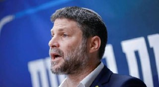 سموتريتش خلال جنازة مستوطن قتل قرب حومش دهسًا مساء السبت: سنمحو ونهدم سلطة الشر والإرهاب المسماة السلطة الفلسطينية.. سنمسح الخطوط والتعريفات والحروف و...