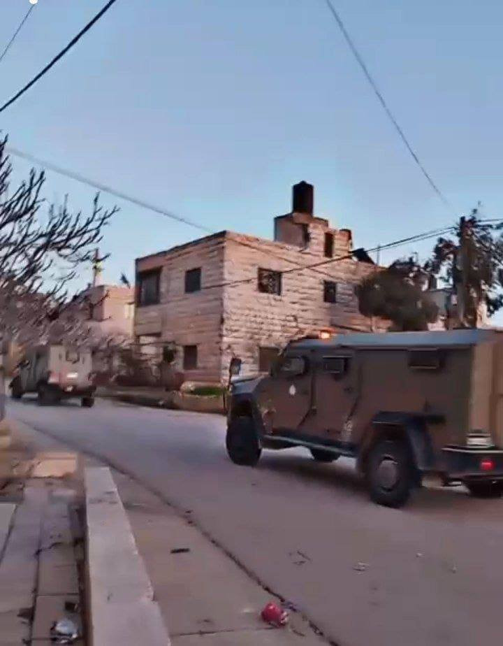 قوات الاحتلال تقتحم بلدة بيت أمر شمال الخليل...