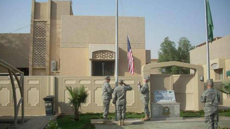 السفارة الأمريكية في الرياض تُوجه الموظفين الأمريكيين غير الضروريين وأفراد عائلات موظفي الحكومة بمغادرة السعودية بسبب مخاطر أمنية....