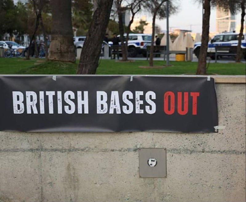 احتجاجات في العاصمة القبرصية نيقوسيا تطالب بإغلاق القواعد العسكرية البريطانية إثر تعرضها لهجمات إيرانية، حيث رفض المتظاهرون تحويل بلادهم إلى منصة للحر...