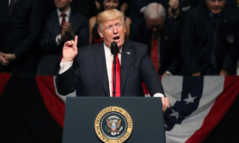 ترمب: كوبا جزيرة جميلة وطقسها رائع، وهي ليست ضمن مناطق الأعاصير، وهذا أمر جميل من باب التغيير، فالكوبيون لن يطلبوا أموالًا بسبب الأعاصير كل أسبوع. وأع...